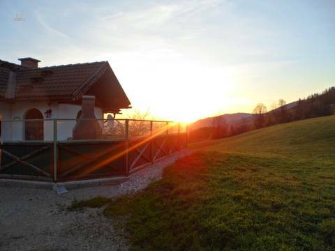Sonnenaufgang Ferienhäusl mit Süd. Terrasse.