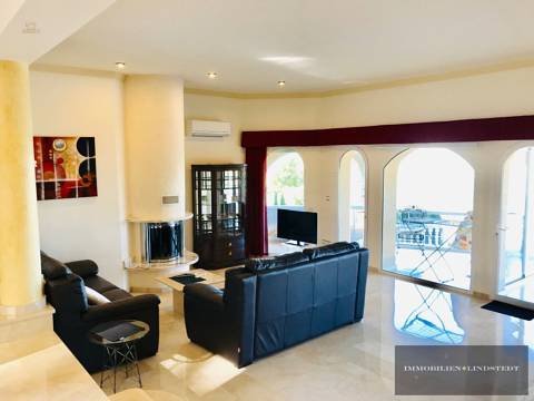 Wohnzimmer mit Kamin