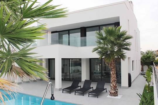 5-Zimmer-Villen mit Privatpool nur 500 m vom kilometerlangen Sandstrand