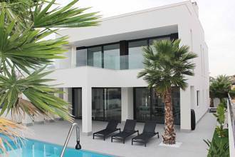 5-Zimmer-Villen mit Privatpool nur 500 m vom kilometerlangen Sandstrand