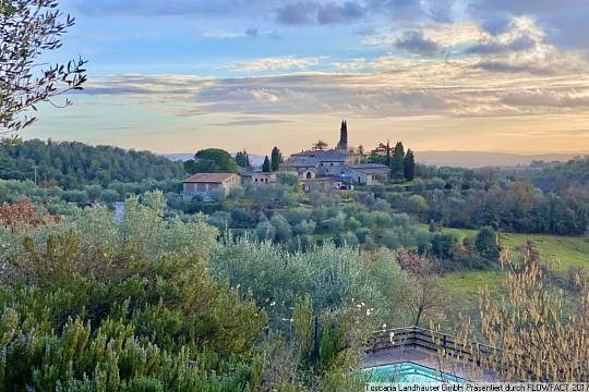 Charmantes historisches Anwesen im Herzen des Chianti mit Agriturismobetrieb, Wein und Oliven