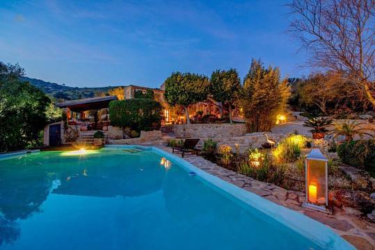 Idyllisches Ruhe-Domizil mit 2 SZ + separatem Studio mit Ferienvermietungslizenz, Garten und Pool