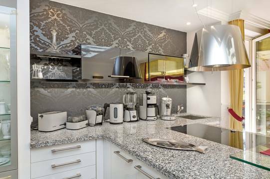 EinbaukuÌche mit KuÌchenbar