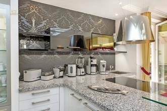 EinbaukuÌche mit KuÌchenbar