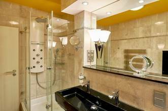 Bad mit Massage- und Regendusche