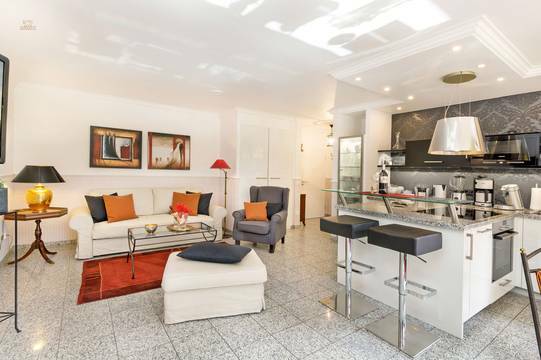 Wohnraum mit offener KuÌche