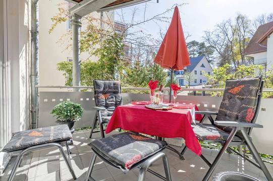 Komfortabel moÌblierter SuÌdwest-Balkon