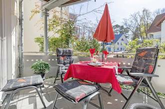 Komfortabel moÌblierter SuÌdwest-Balkon