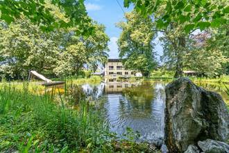 ParkÃ¤hnlicher Garten mit Schwimmteich