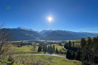 ... auf die umliegende, imposante Bergwelt