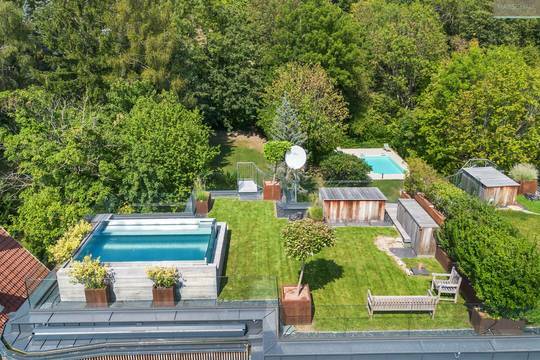 Luftansicht Dachterrasse mit Blick in den Garten mit Pool