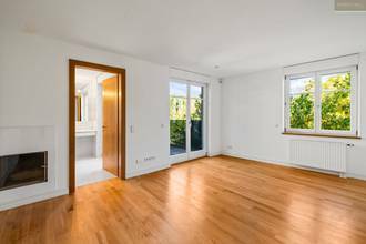 Masterbedroom mit offenem Kamin, Balkon und Bad ensuite