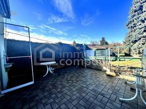Terrasse mit Blick auf Nebengebäude Einfamilienhaus auf Baurechtsgrund Wien
