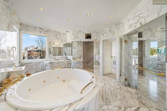 Elegantes Marmorbad mit separatem WC und Walk-in-Dusche