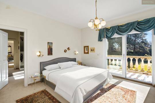 Masterbedroom mit angrenzender Garderobe und Ausgang auf die S/W Terrasse