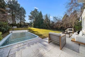 Gartenterrasse vor dem Wohnsalon mit Pool
