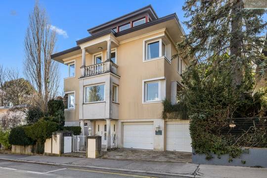StraÃenansicht mit Vorgarten, Haupteingang, Vorplatz und 2 Garageneinfahrten