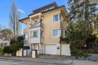 StraÃenansicht mit Vorgarten, Haupteingang, Vorplatz und 2 Garageneinfahrten