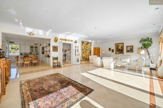 Wohnsalon mit Blick in das offene Esszimmer