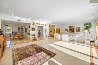Wohnsalon mit Blick in das offene Esszimmer