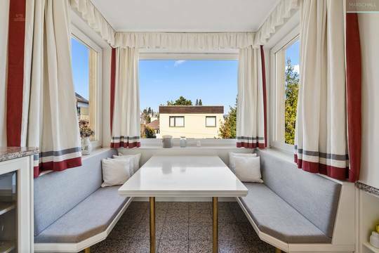 FrÃ¼hstÃ¼cksplatz im Erker der KÃ¼che mit schÃ¶nem Ausblick