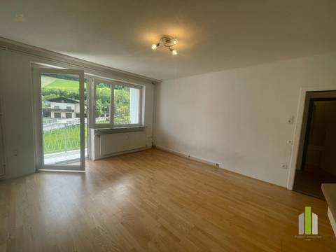 Wohnzimmer mit Zugang zum Balkon