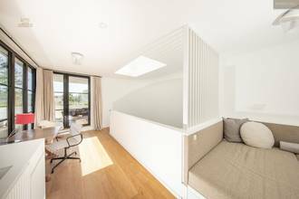 Galerie mit Daybed, KÃ¼che und Homeoffice