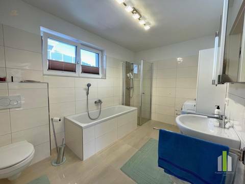 Bad mit Dusche und Badewanne - Kopie