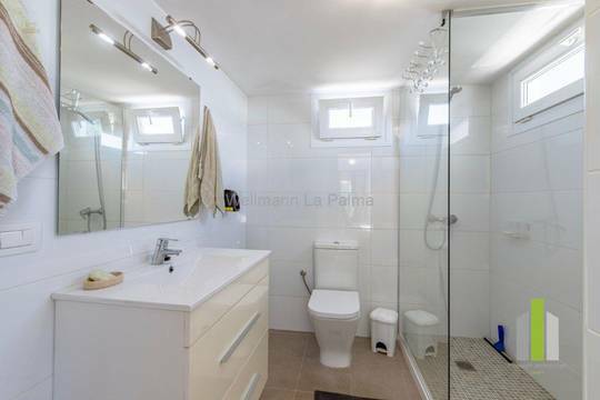 Bad mit Dusche und WC