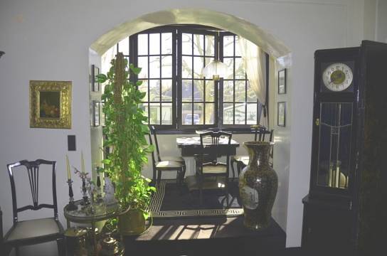 Esstisch mit großzügiger Fensterfront