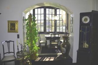 Esstisch mit großzügiger Fensterfront