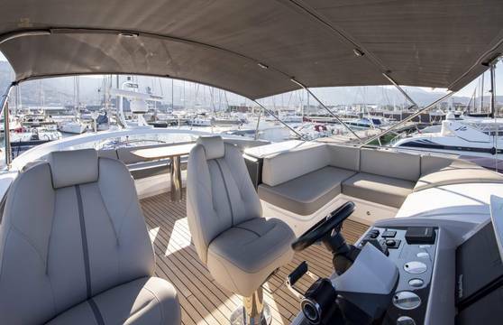 Princess-S65-motor-yacht-for-sale-exterior-image-Lengers-Yachts-3-scaled.jpg