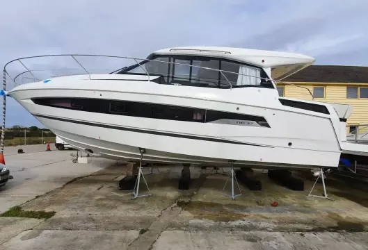 Jeanneau NC 37 twin diesel cruiser