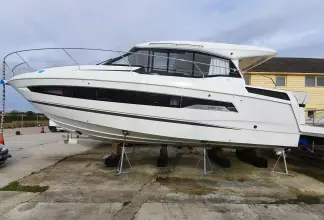 Jeanneau NC 37 twin diesel cruiser