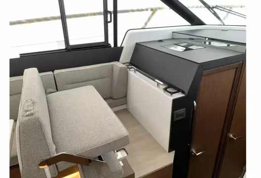 Jeanneau NC 37 twin diesel cruiser - copilot bench