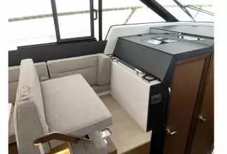 Jeanneau NC 37 twin diesel cruiser - copilot bench