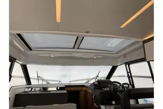 Jeanneau NC 37 twin diesel cruiser - electric sliding roof