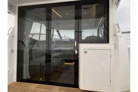 Jeanneau NC 37 twin diesel cruiser - wheelhouse doors