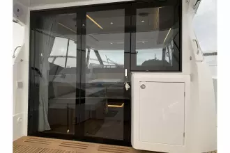 Jeanneau NC 37 twin diesel cruiser - wheelhouse doors