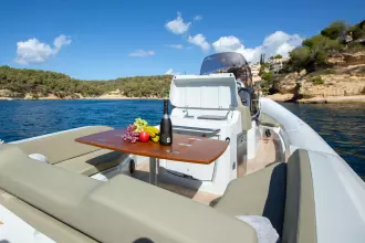 Sacs-Strider-900-89-RIB-for-sale-interior-image-Lengers-Yachts1-scaled.jpg