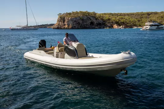 Sacs-Strider-900-89-RIB-for-sale-exterior-image-Lengers-Yachts-16-1-scaled.jpg