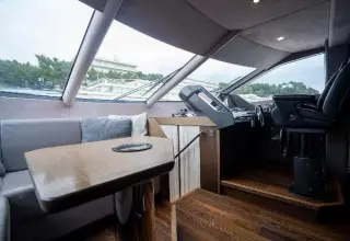 Sunseeker 86 Yacht - Helm