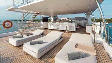 Azimut-35-MY-HEED-motor-yacht-for-sale-exterior-image-Lengers-Yachts-9-scaled.jpg