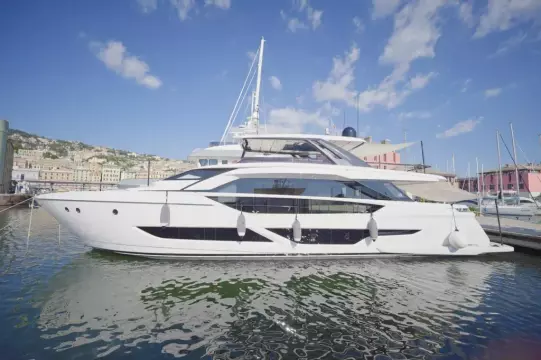 Ferretti Yachts 860