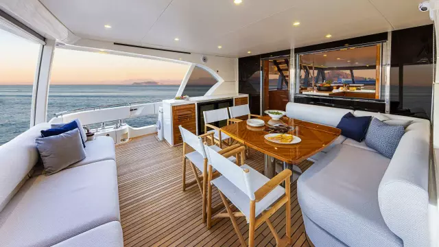 Riviera 78 Motor Yacht Alfresco 01 2