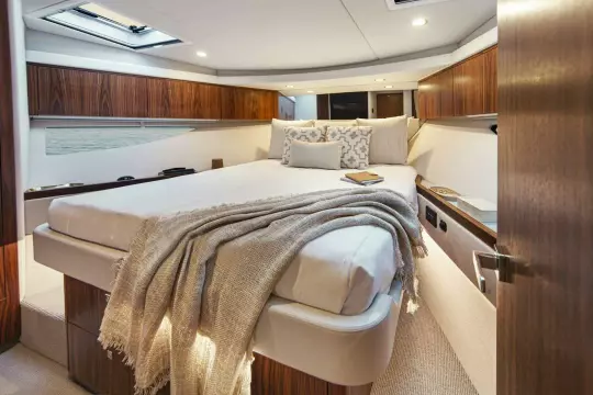 Riviera 46 Sports Motor Yacht Master Stateroom 01