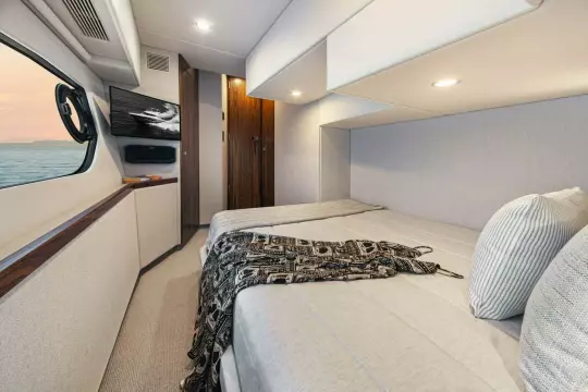 Riviera 46 Sports Motor Yacht Port Stateroom 01