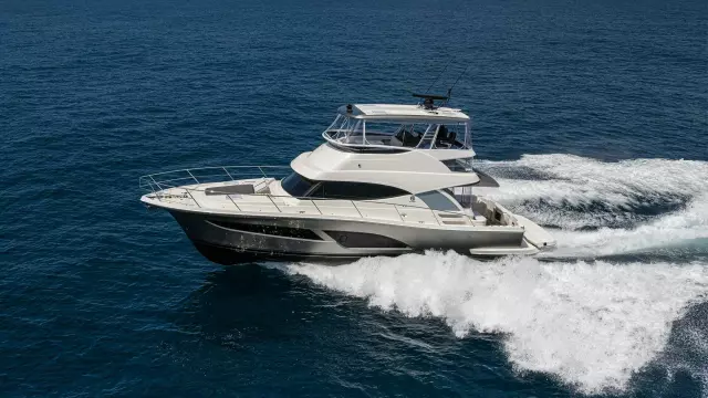 Riviera 46 Sports Motor Yacht Running 02 Web