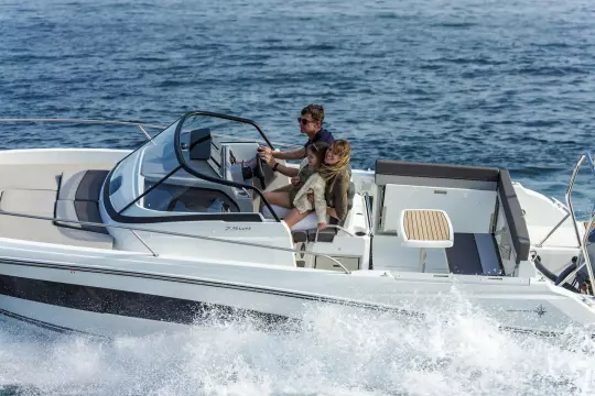 Jeanneau Cap Camarat 7.5 WA - relaxing on the boat