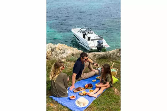 Jeanneau Cap Camarat 7.5 WA - great for picnics